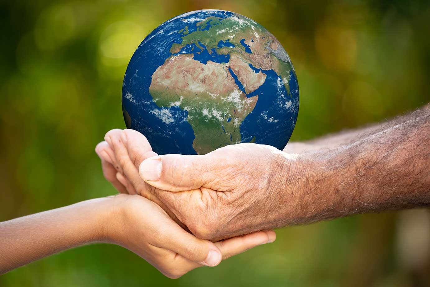 Reg_TFTP_01.jpg (Family holding Earth planet in hands)