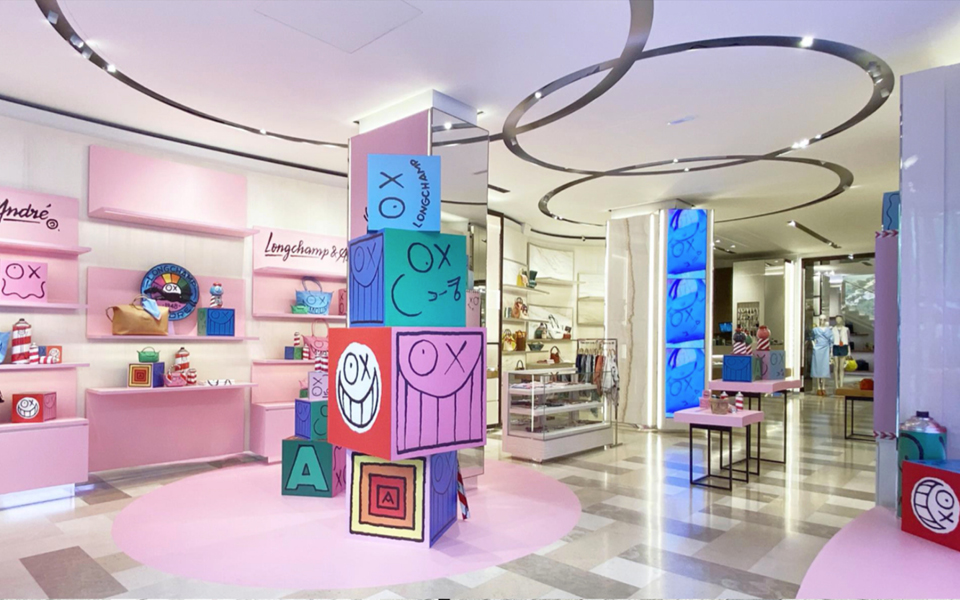“LONGCHAMP X ANDRÉ - HABILLAGE DES FLAGSHIP STORES PARISIENS” - AUTEUR : YANNIC BATIFOULIER