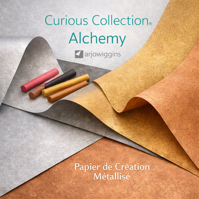Curious Alchemy est un papier métallisé de création haut de gamme effet métal patiné mat** unique. — Cuivre, Argent, Or, Titane