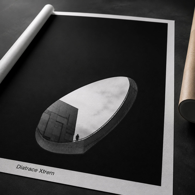 Tirage photo architectural minimaliste noir et blanc d'une ouverture ovale avec silhouette humaine sur Diatrace Xtrem, fond sombre avec tube kraft – papier beaux-arts Antalis France