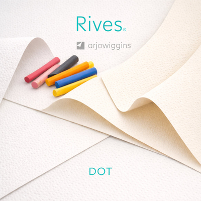 Rives Dot – papier de création et de communication premium gaufré à micro-pois, idéal pour la communication haut de gamme, compatible offset et transformations soignées.