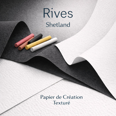 Papier Rives Shetland est un papier de création texturé, reconnaissable à son filigrane distinctif et à son aspect feutré authentique