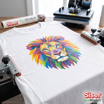 T-shirt blanc imprimé d'un lion coloré installé sur plateau de presse à chaud avec rouleau Siser EcoStretch