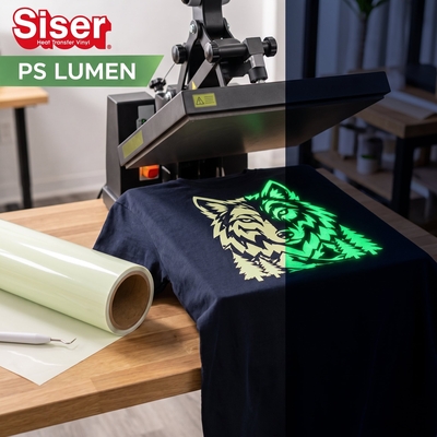 T-shirt imprimé d'un loup sous presse à chaud révélant sa phosphorescence verte dans l'obscurité avec le flex Siser PS Lumen