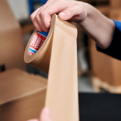 tesa® 4713 Paper Standard — Adhésif papier de fermeture de cartons, emballage léger