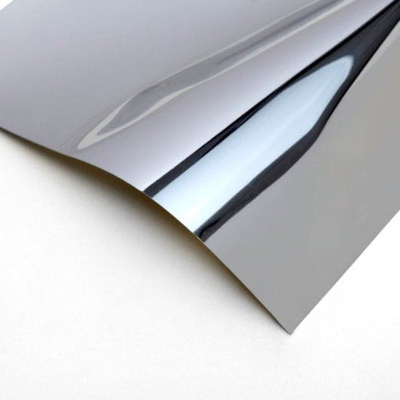 Échantillon du film coulé 3M Scotchcal 7755-400 argent : vue du reflet miroir chrome brillant et de sa flexibilité";13.1;4514;LO;LOSO_MI2_miroir_3M_Scotchcal_7755_400_03.jpg;French;Échantillon du film coulé 3M Scotchcal 7755-400 argent : vue du reflet miroir chrome brillant et de sa flexibilité"