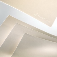 Velin Johannot est un papier d’art prestigieux fabriqué à l’ancienne sur forme ronde, composé de 75 % coton et 25 % alfa‑cellulose, offrant une blancheur naturelle très appréciée des éditeurs d’art