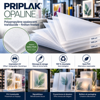 Film synthétique polypropylène Priplak Opaline : empilement de feuilles translucides finition frosted 500, 800 et 1200 microns pour PLV, signalétique et papeterie