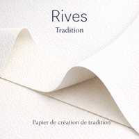 Rives Tradition est un papier de création haut de gamme reconnu pour son filigrane authentique et son toucher naturel d’exception. Fabriqué à partir de fibres de coton