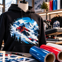 Film de marquage textile Siser Vernice pour transfert à chaud - Sweat personnalisé avec motif skieur coloré et rouleaux de films dans un atelier de personnalisation