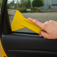 SOTT The Slammer – raclette large pour pose de films adhésifs et covering, accès aux zones difficiles, application rapide et homogène.