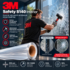 Film de sécurité intérieur 3M Safety S140 appliqué sur une fenêtre pour renforcer le vitrage et retenir les éclats en cas de bris.