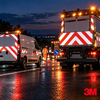 Camion de chantier de nuit équipé d'un balisage rouge et blanc rétroréfléchissant 3M Scotchlite 823i