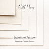 Arches Expression Texture est un papier blanc texturé premium conçu pour les supports de communication haut de gamme et les projets créatifs exigeants. Fabriqué à partir de pâte vierge, il se distingue par sa texture marquée et son filigrane Arches