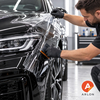 Ajustement de précision d'un film de protection carrosserie Arlon Clear Protection Film sur l'aile avant d'un véhicule noir