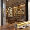 Décoration et lettrage de vitrine boutique réalisés avec le film métallisé adhésif Aslan CA 23 or