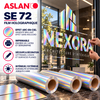Application d'un lettrage découpé en film holographique Aslan SE 72 effet arc-en-ciel sur vitrine avec rouleaux au premier plan.