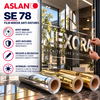 Application d'un lettrage en film adhésif miroir anti-rayures Aslan SE 78 sur vitrine avec rouleaux argent et or au premier plan.