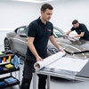 Pose de film de protection incolore contre les rayures et impacts de gravillons sur carrosserie