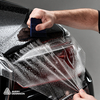 Installation de film incolore anti-rayures et anti-impacts Avery SPF avec raclette de finition