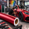 Poseur appliquant un film de covering rouge satiné Avery Supreme Wrapping Film sur une voiture de sport