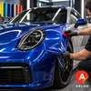 Application d'un film de protection couleur Arlon Colour Protection Film bleu brillant sur l'aile d'une voiture de sport