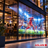 Rétroprojection dynamique d'un match de football en haute définition sur la vitrine d'un établissement avec le film ASLAN RP 36