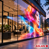 Rétroprojection haute définition d'un visuel de mode aux couleurs éclatantes sur la vitrine vitrée d'une boutique habillée en film ASLAN RP 36