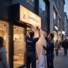 Enseigne lumineuse de façade de magasin avec diffusion de lumière uniforme réalisée en film translucide Avery Dennison 4500 TF