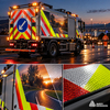 Camion de service habillé de bandes de balisage haute visibilité rétroréfléchissantes et fluorescente Avery Dennison V-2000