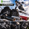 Film de transfert textile Chemica Carbon effet fibre de carbone - Veste, casque et sac à dos personnalisés motif carbone dans un décor de ski en montagne