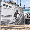 Bannière Diatrace Texbanner W avec surfeur en action dans une vague - Impression grand format pour événements sportifs et publicitaires