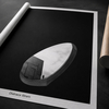 Tirage photo architectural minimaliste noir et blanc d'une ouverture ovale avec silhouette humaine sur Diatrace Xtrem, fond sombre avec tube kraft – papier beaux-arts Antalis France