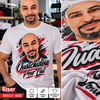 T-shirt blanc porté Ouatchidou Pour Lui avec portrait illustré et typographie en relief 3D réalisée en flex épais Siser Brick 600