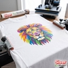 T-shirt blanc imprimé d'un lion coloré installé sur plateau de presse à chaud avec rouleau Siser EcoStretch