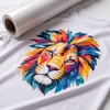 T-shirt blanc personnalisé d'un visuel lion artistique à côté d'un rouleau de flex thermique Siser EcoStretch