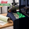 T-shirt imprimé d'un loup sous presse à chaud révélant sa phosphorescence verte dans l'obscurité avec le flex Siser PS Lumen
