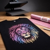 T-shirt noir personnalisé d'un visuel lion aux reflets pailletés rose et bleu avec un rouleau Siser Sparkle Pink
