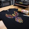 T-shirt noir personnalisé d'un motif phénix étincelant aux nuances or, rouge et violet en flex Siser Sparkle Gold