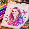 T-shirt blanc personnalisé d'un portrait illustré et papillons scintillants en flex pailleté lisse Siser Twinkle