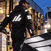 Agent logistique de nuit portant une veste de sécurité floquée de bandes rétroréfléchissantes Siser Thermoreflex 2000 avec gros plan