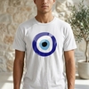 Homme portant un t-shirt blanc personnalisé avec le motif symbole œil bleu effet dôme brillant Siser Crystal